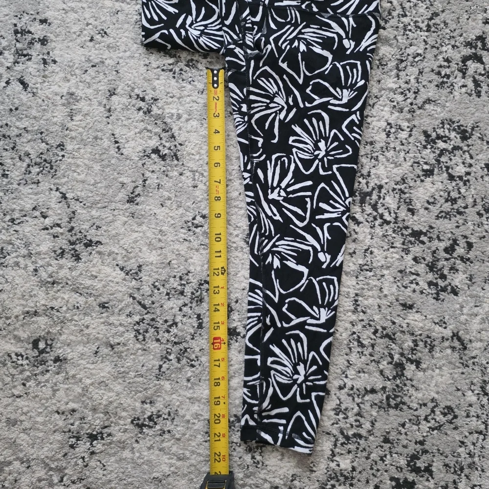 Athleta Elation Textured 7/8 Tight Floral Black White Womens S Preppy Goth Chic
